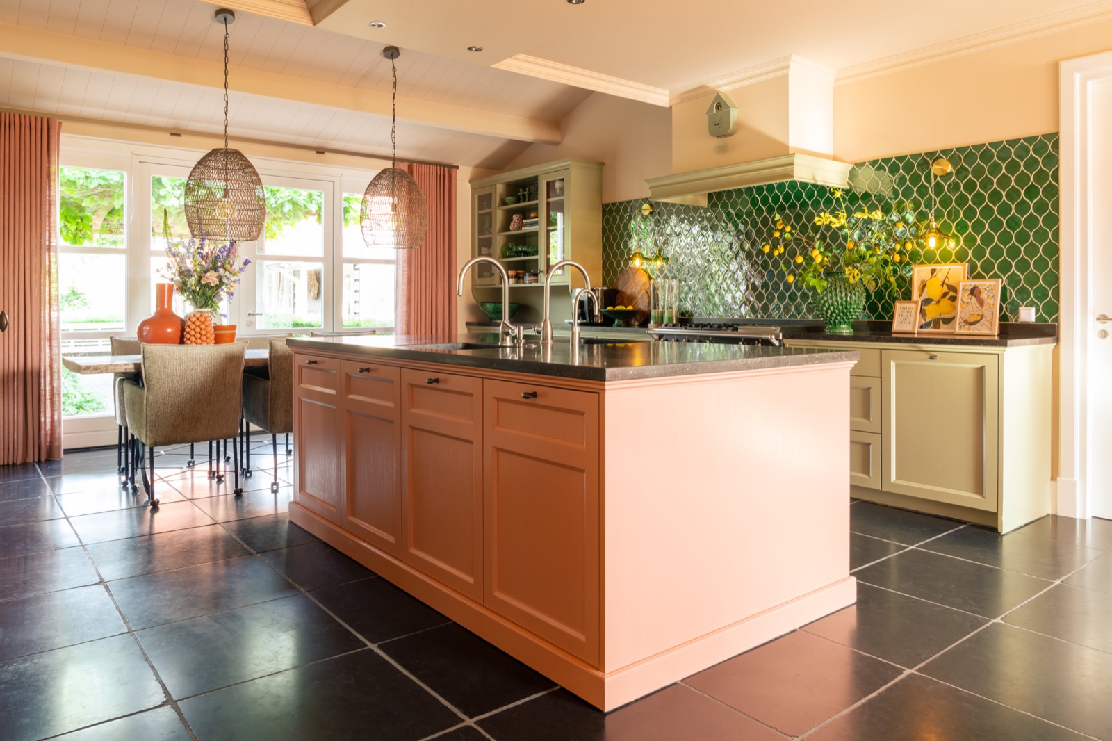 keuken met luxe tegelwerk