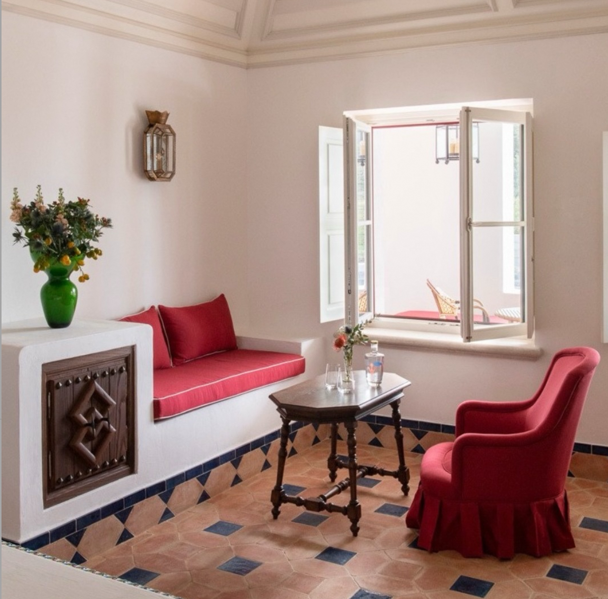 zithoek met luxe tegels