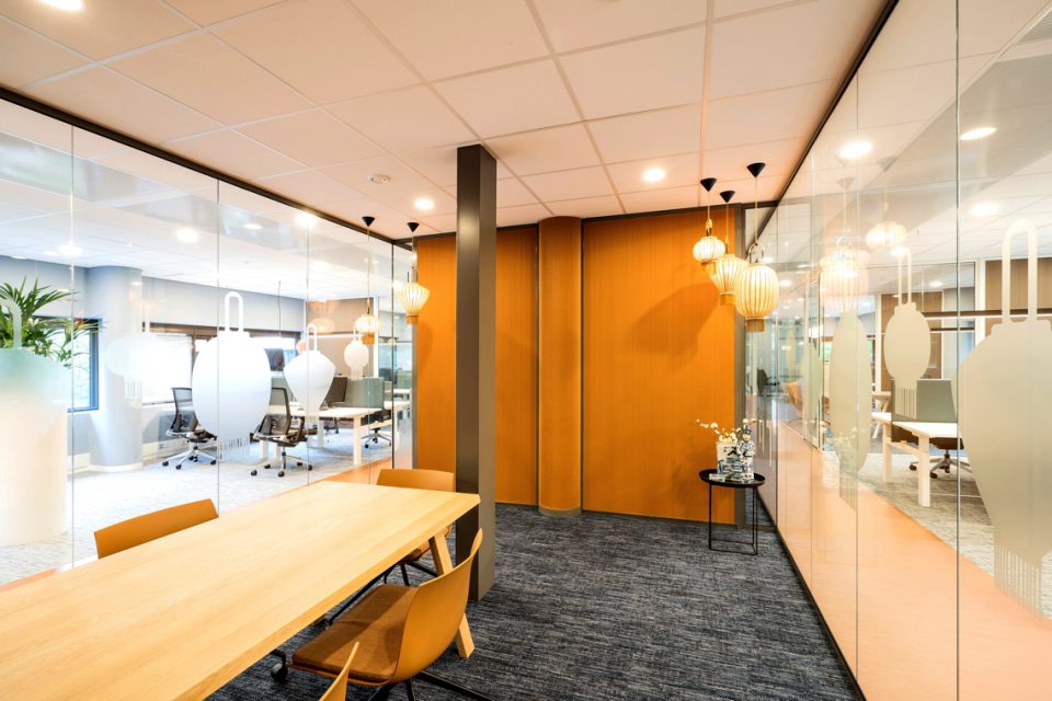 interieur spreekkamer met verlichting