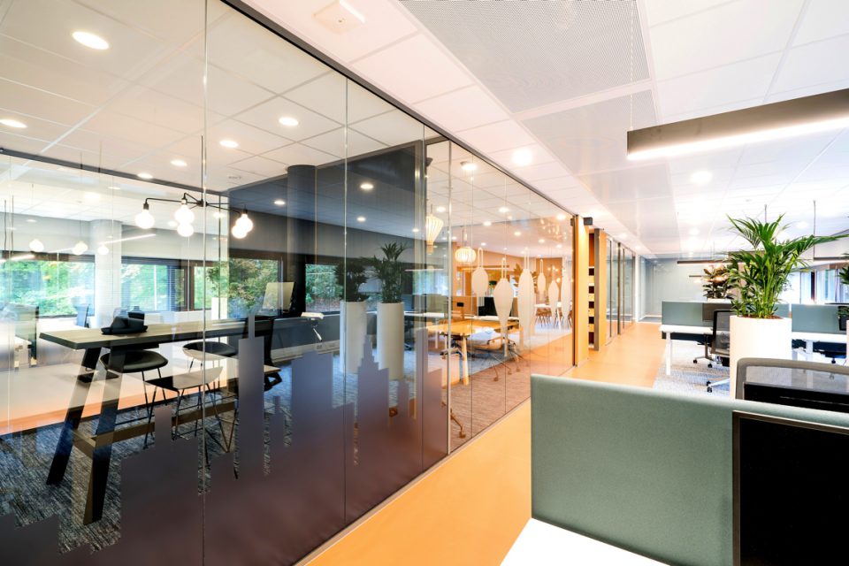 kantoor met systeemwanden