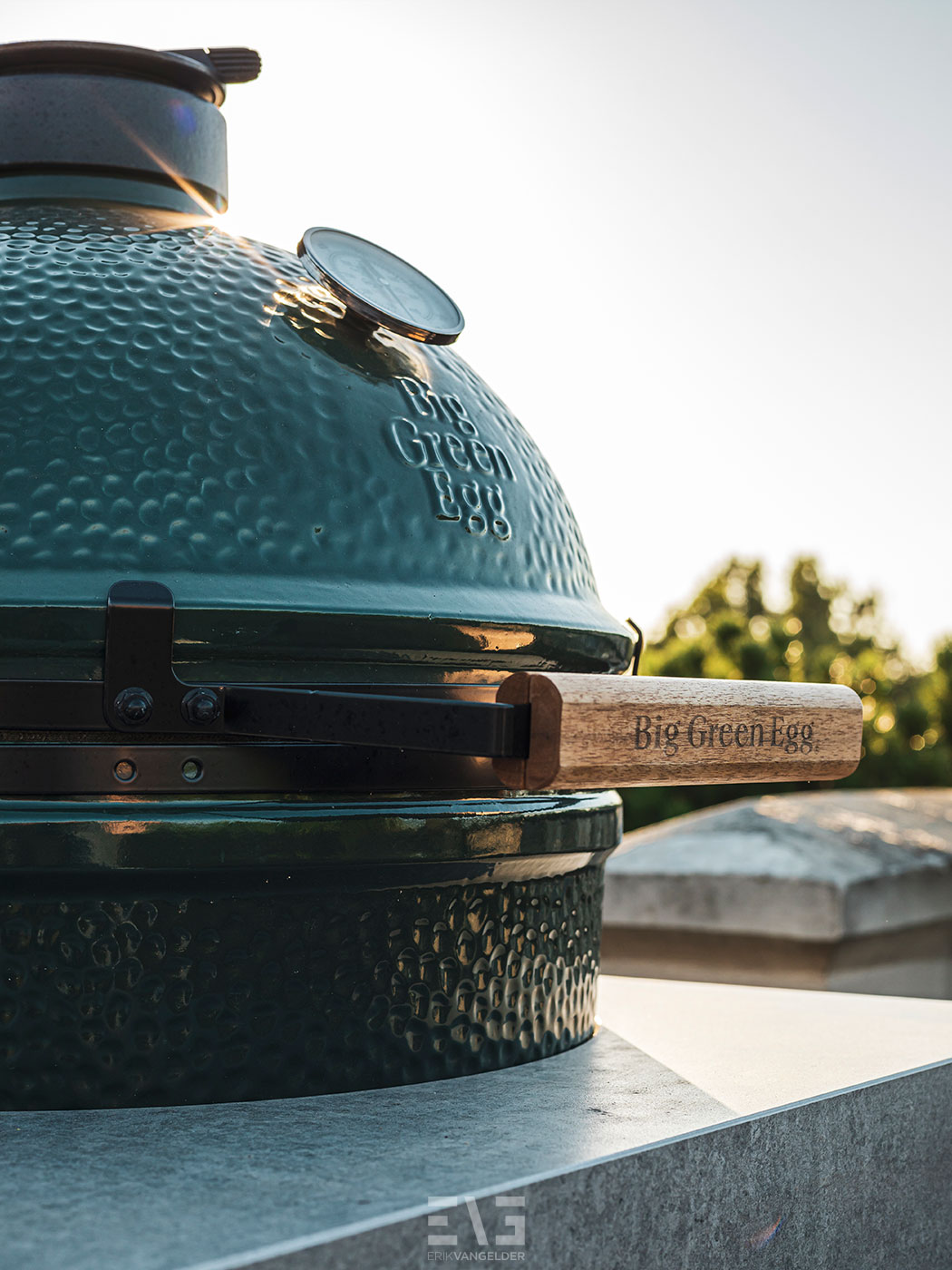 big green egg op dakterras