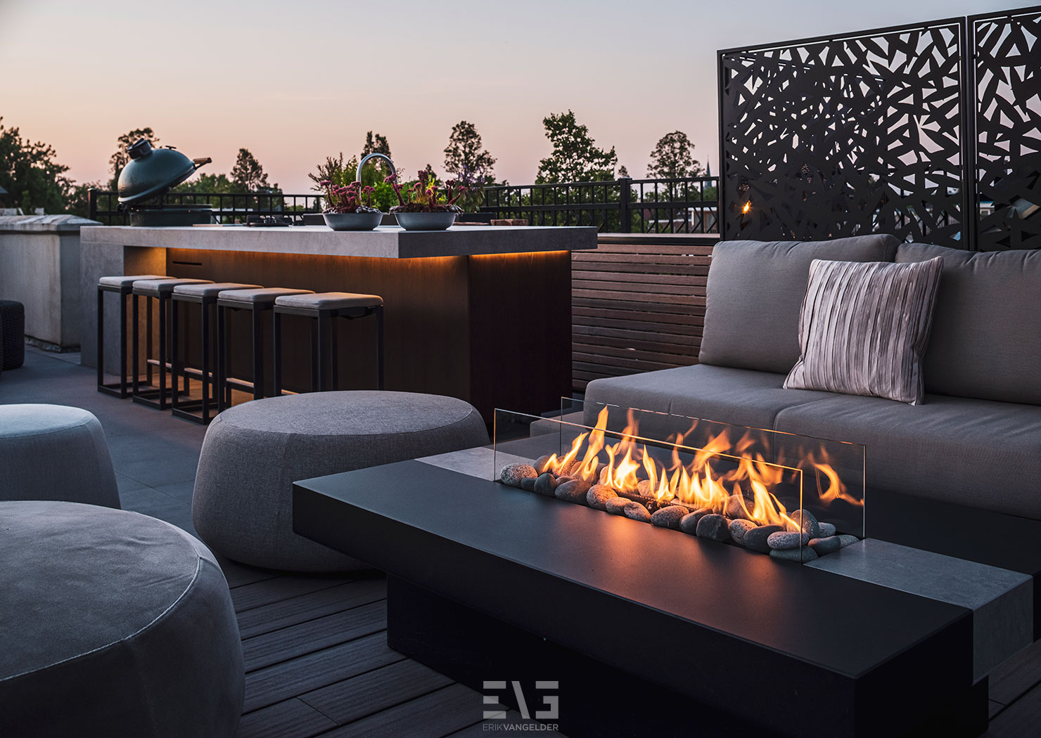 luxe buitenkeuken en haard op dakterras