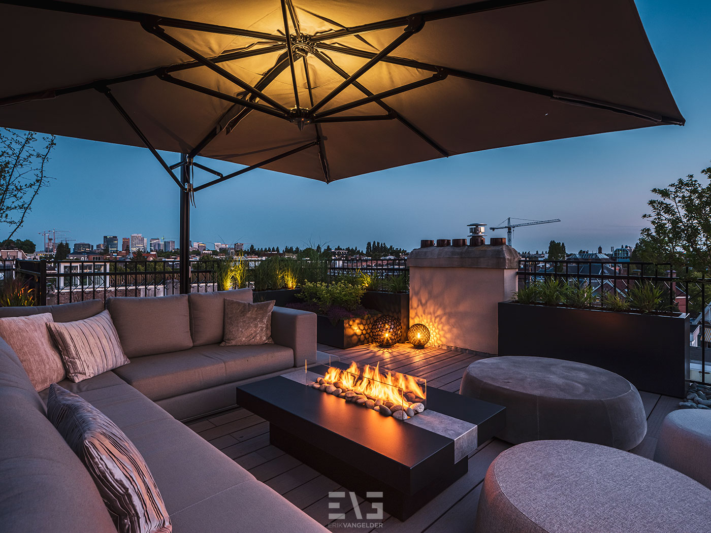 luxe meubels met haard op dakterras