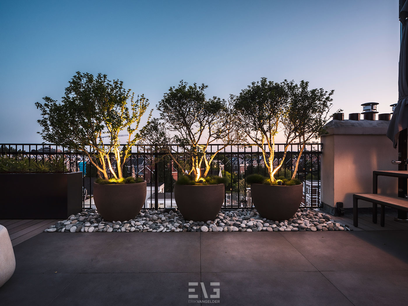 luxe potten met planten op dakterras