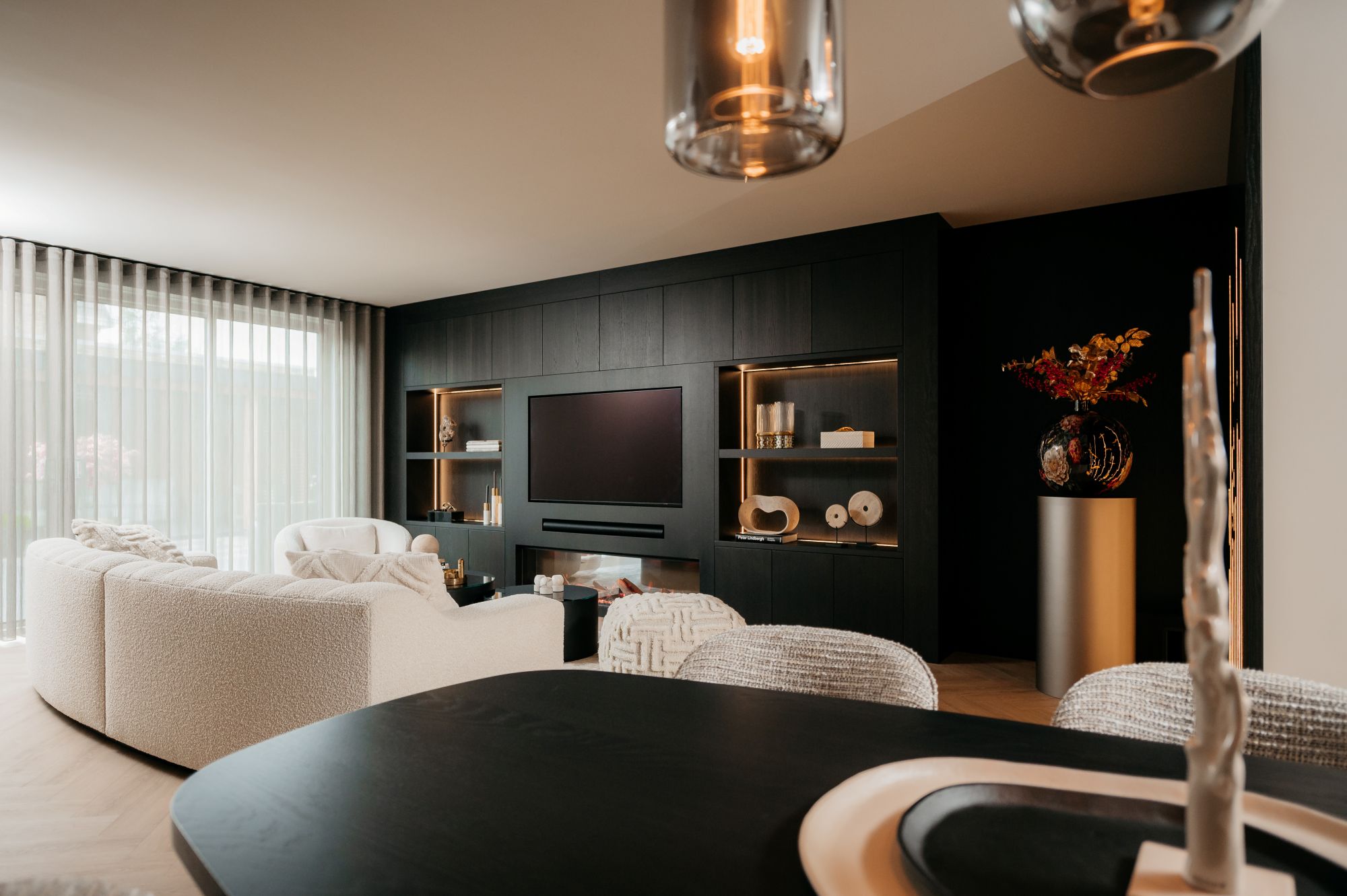 luxe woonkamer met cinewall