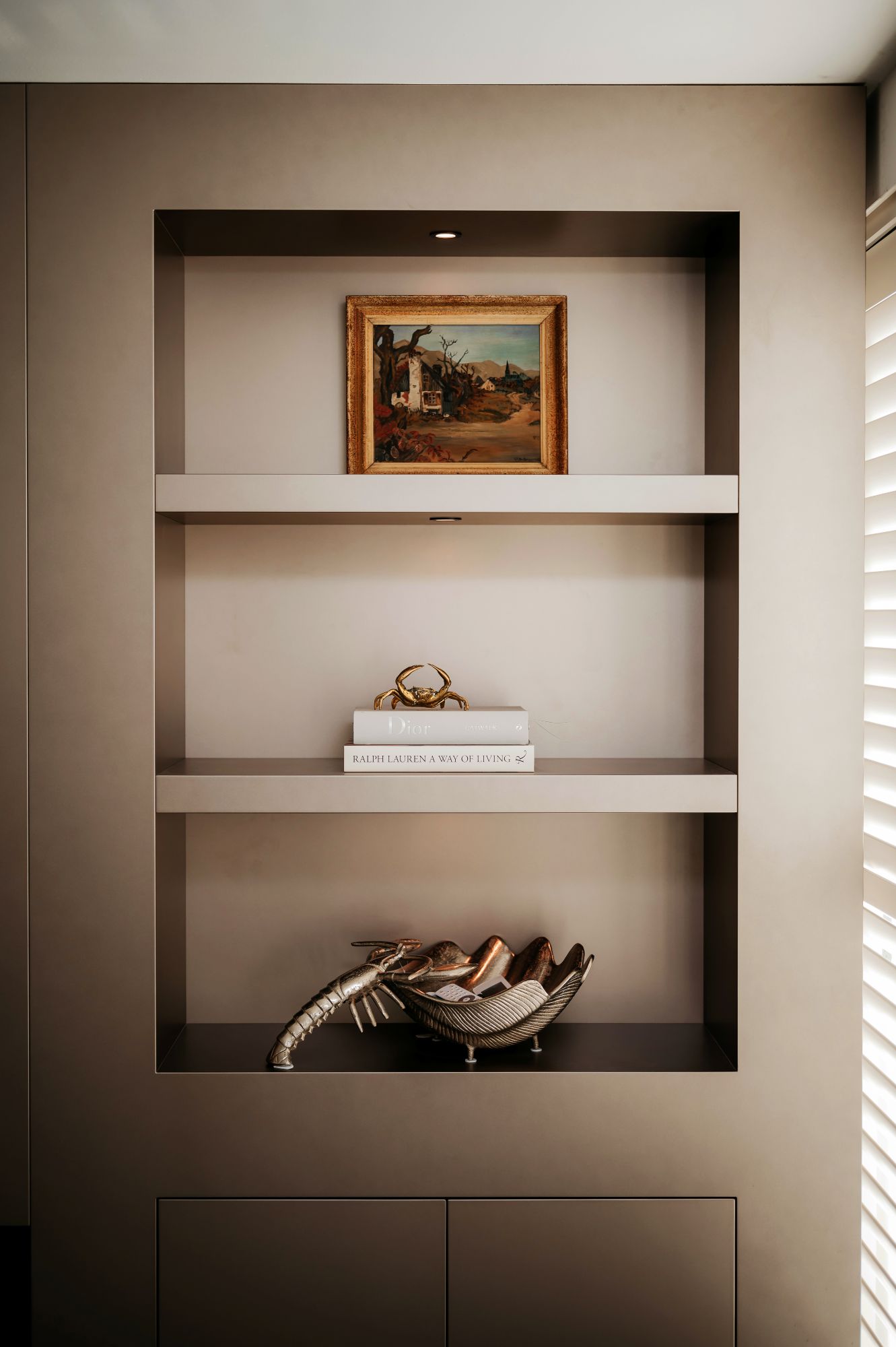 taupe kast
