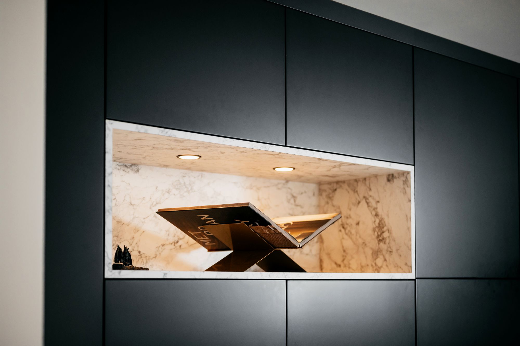 marmeren detail in kast
