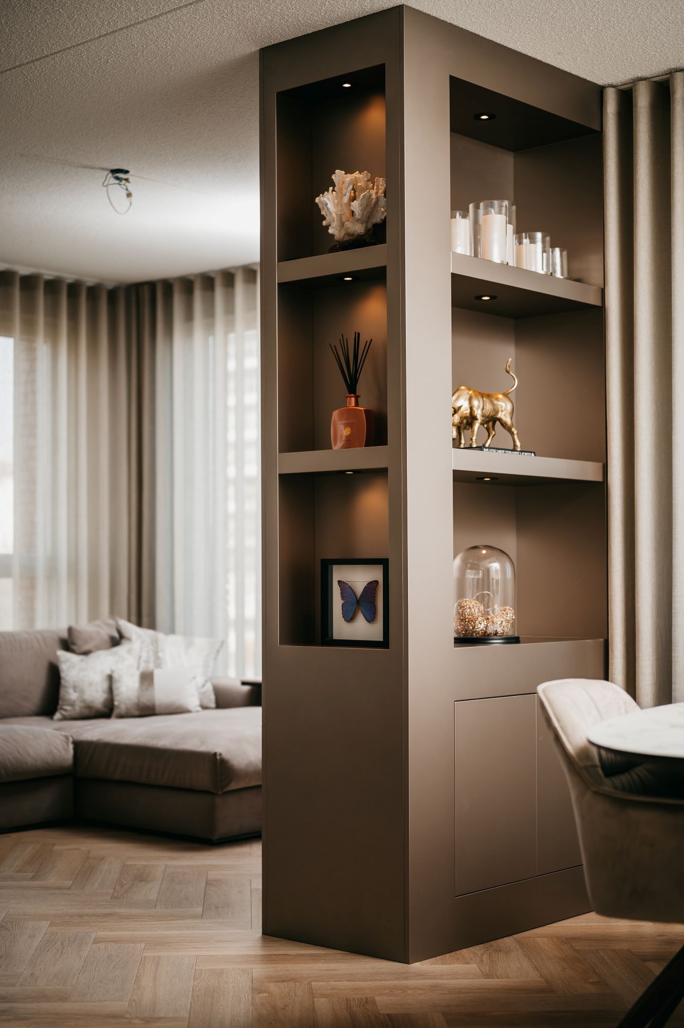 taupe kast