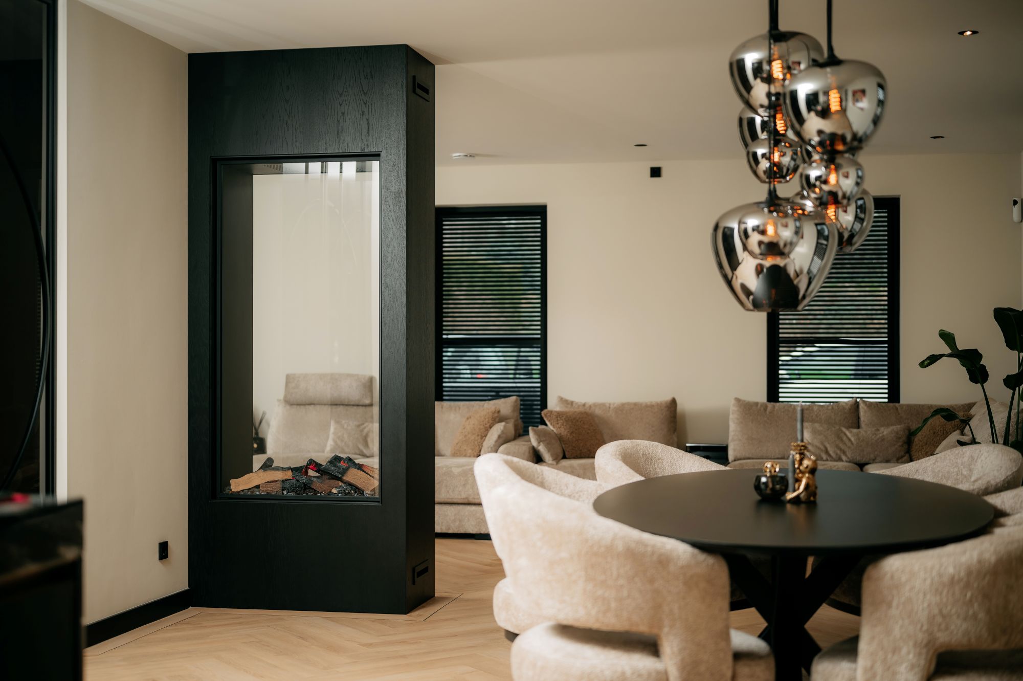 eetkamer met doorkijkhaard