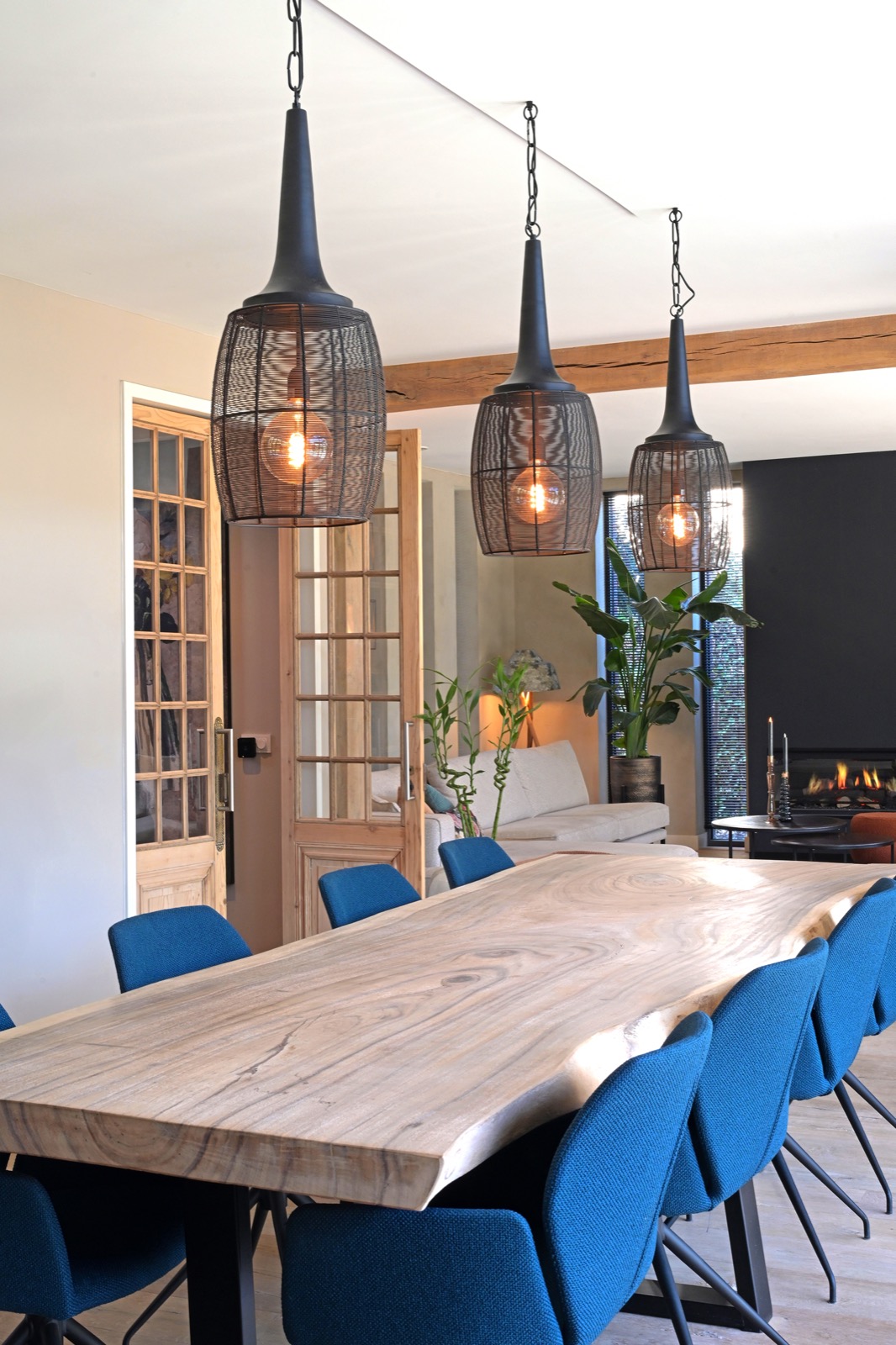 eetkamer met luxe tafel en stoelen