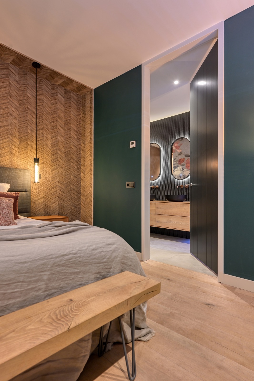 slaapkamer met doorgang naar badkamer