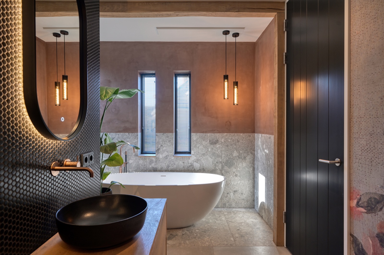 luxe badkamer met bad