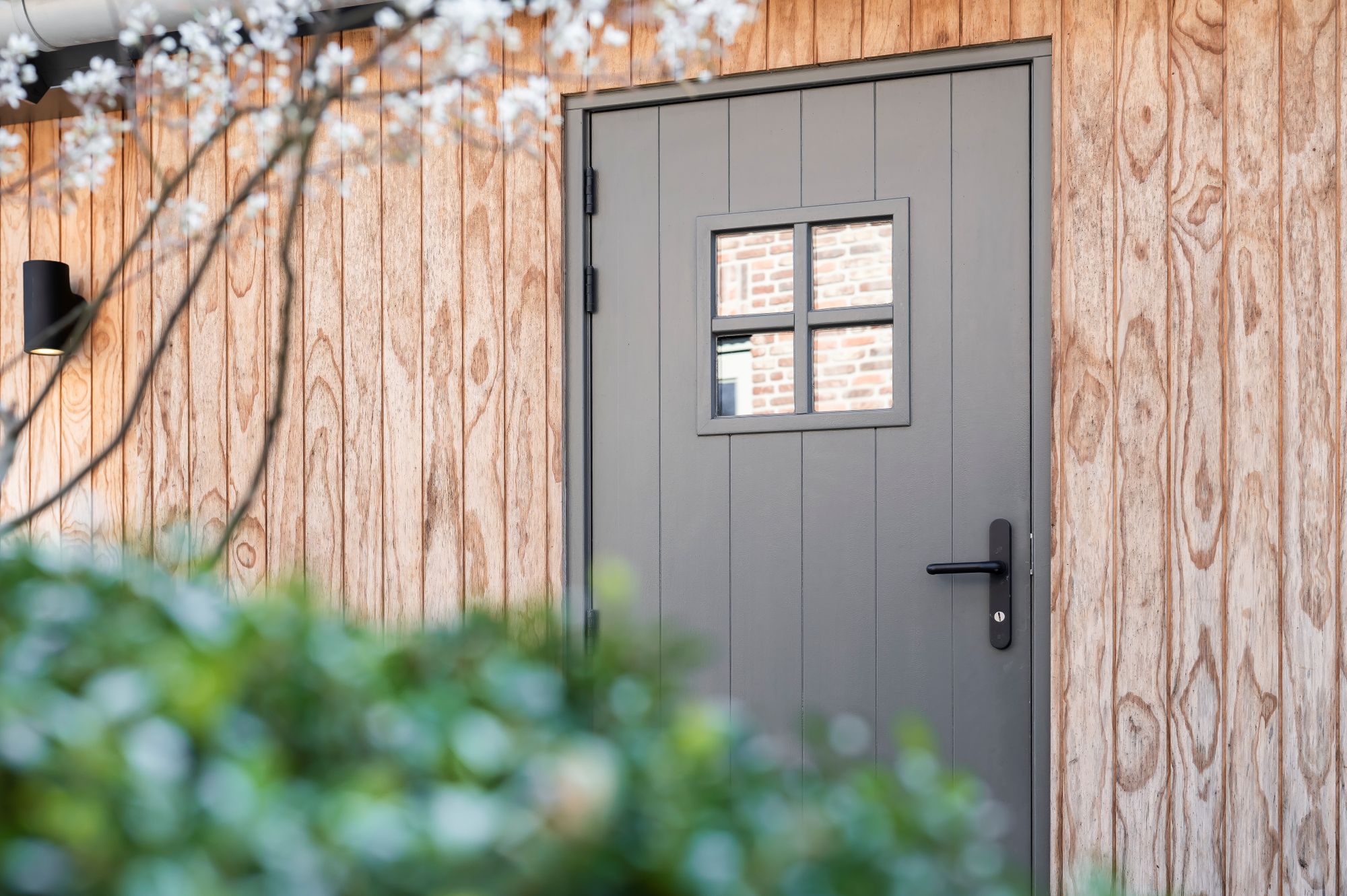 houten gebouw met deur