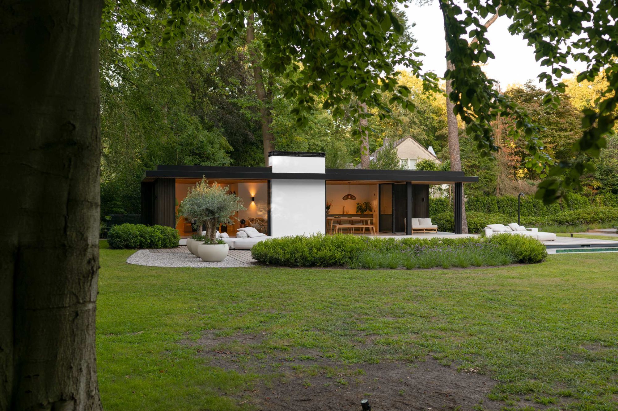 tuin met poolhouse