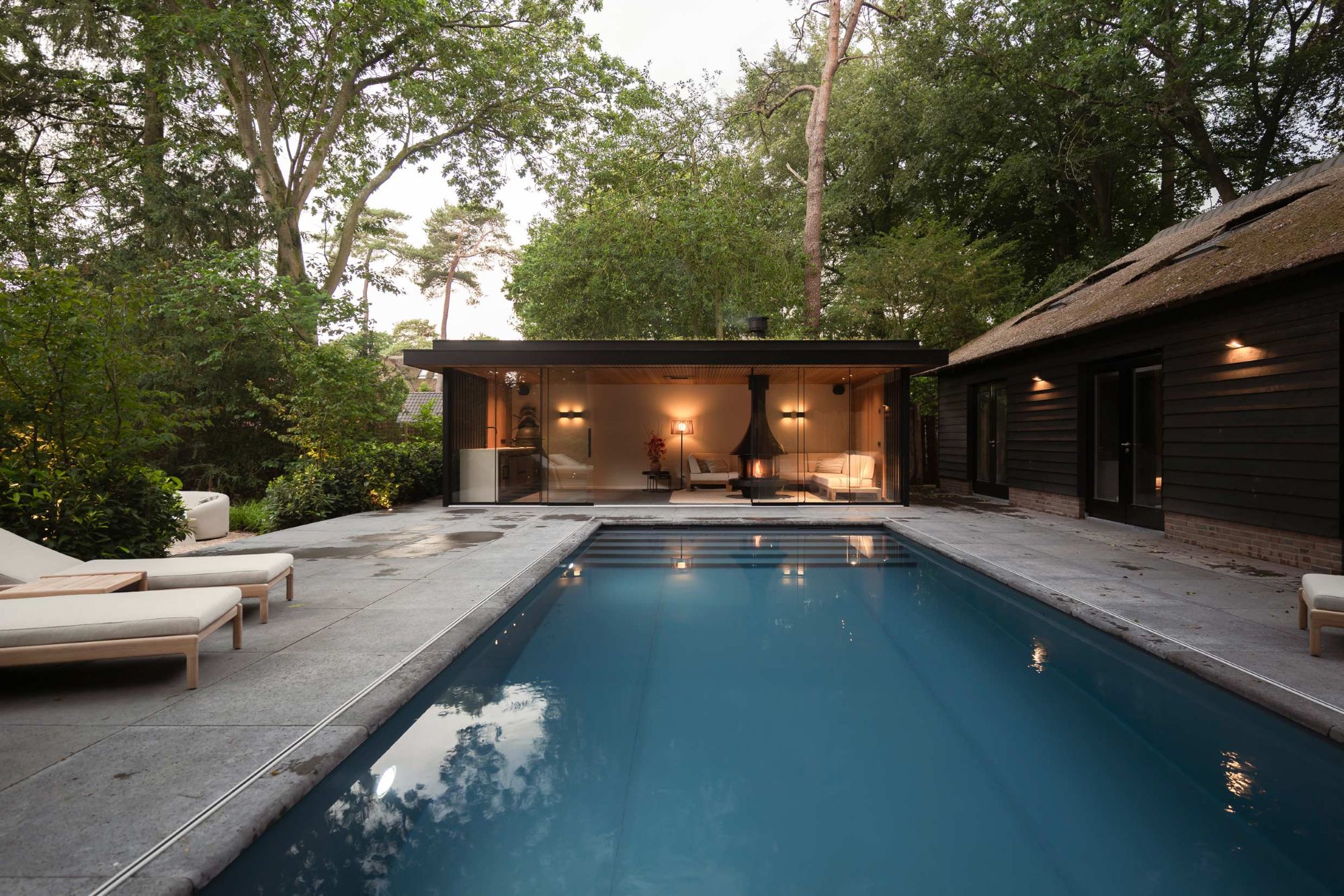 tuin met poolhouse