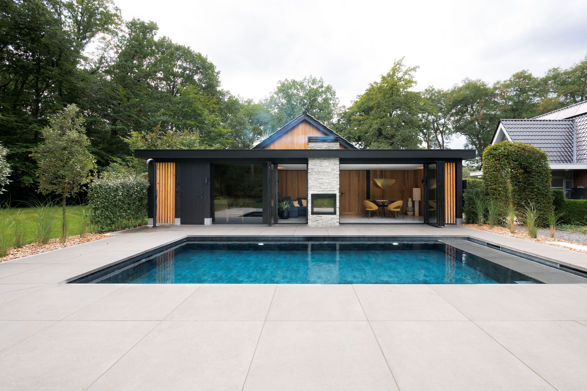 bijgebouw bij zwembad