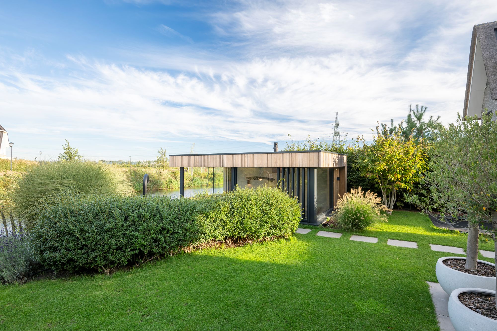 tuin met buitenverblijf