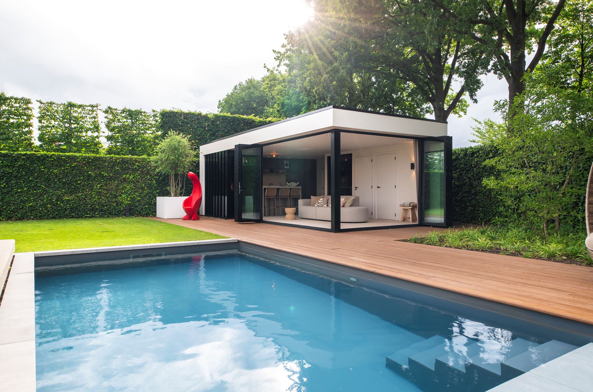 tuin met poolhouse