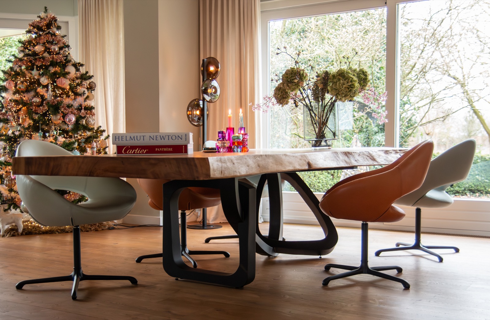 interieur met luxe eettafel