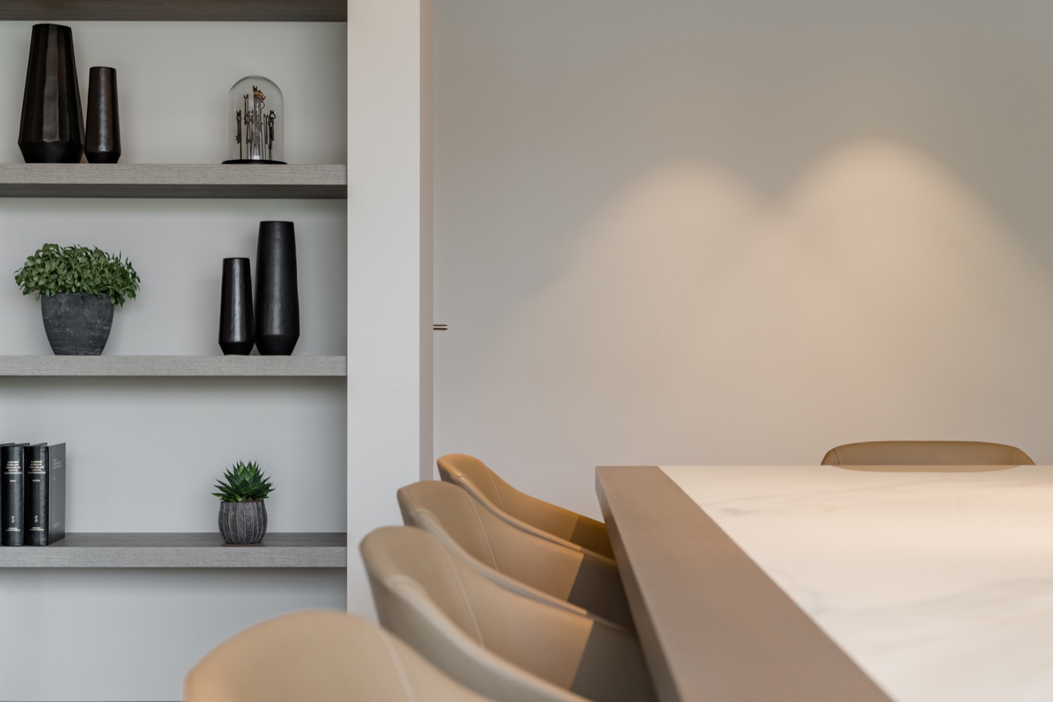 vergadertafel met stoelen