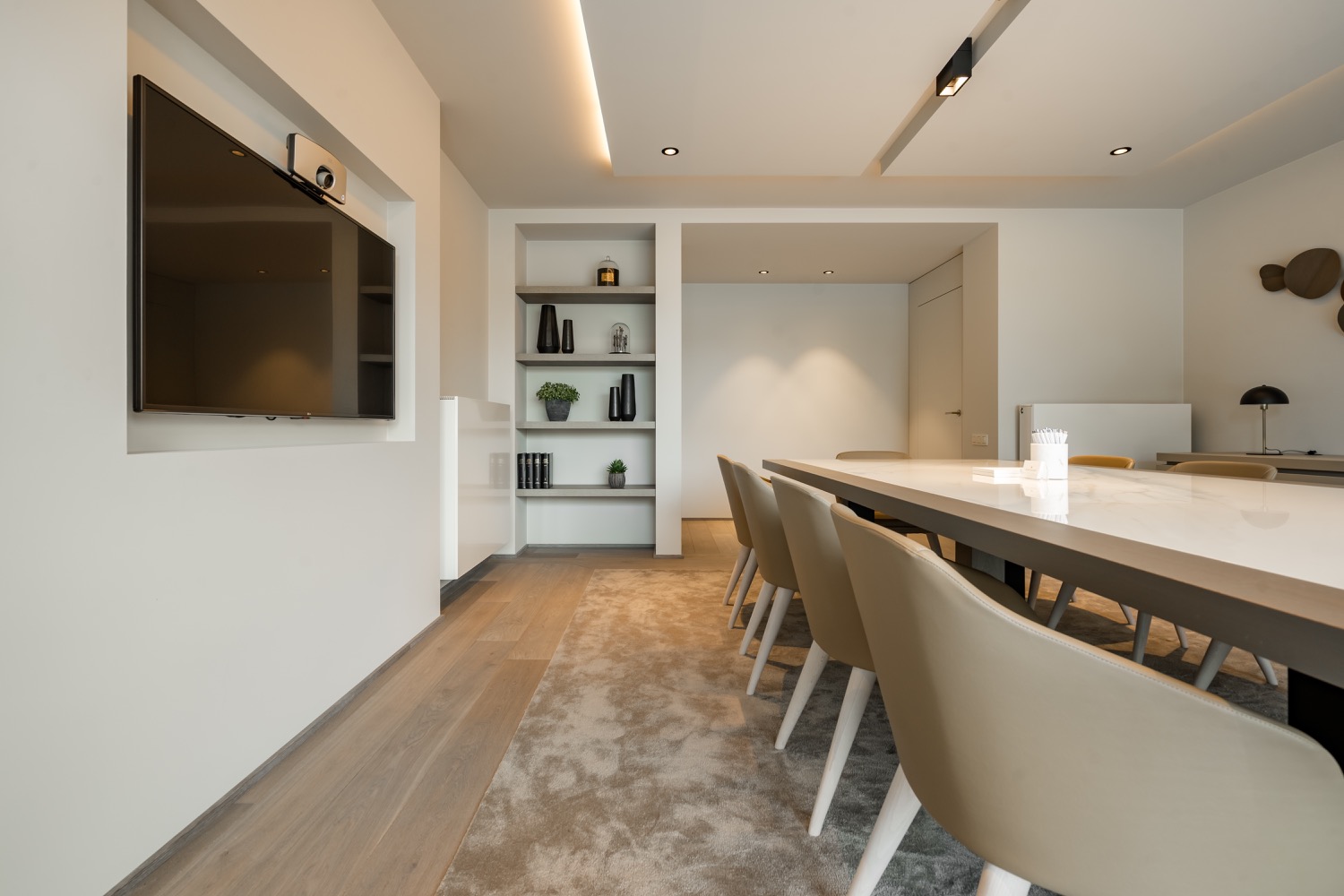 vergadertafel met tv