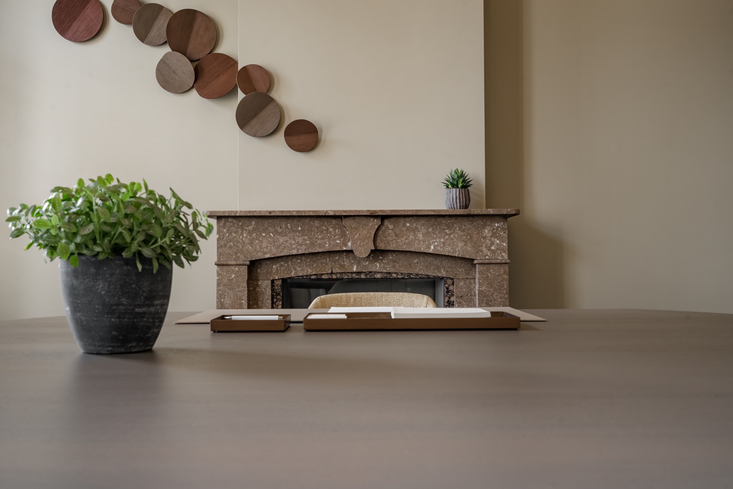 vergadertafel met haard