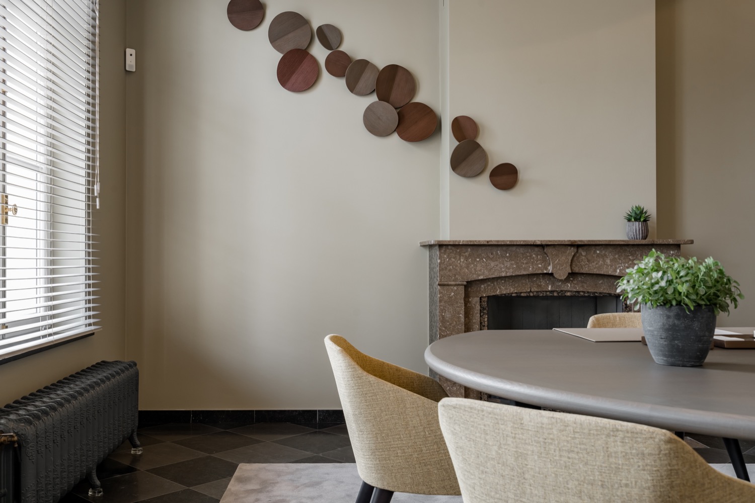 vergadertafel met kunst