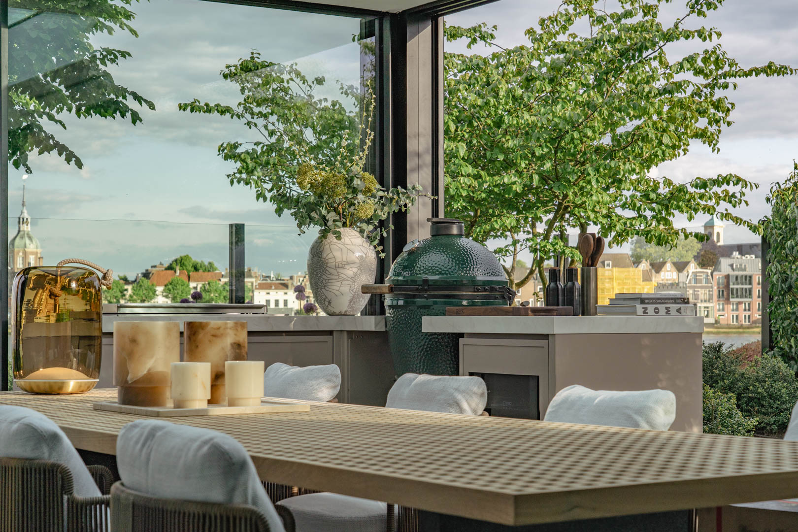 eettafel bij barbecue