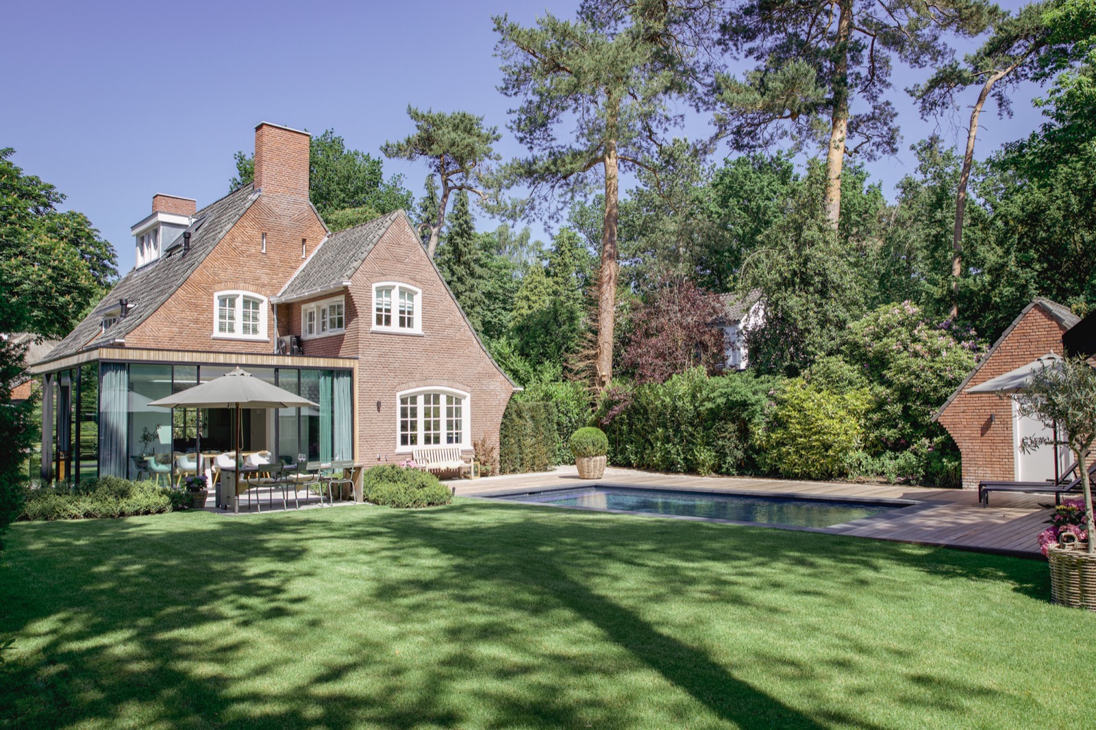 landelijke tuin met zwembad