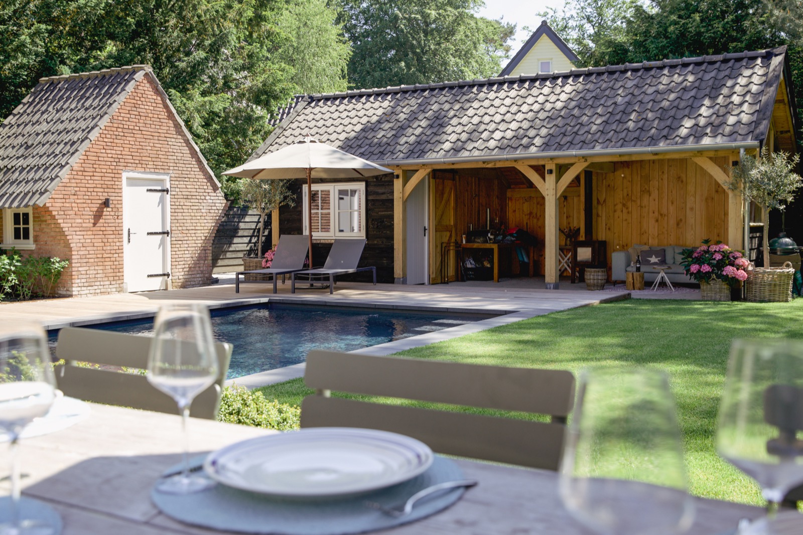 tuin met zwembad en overkapping