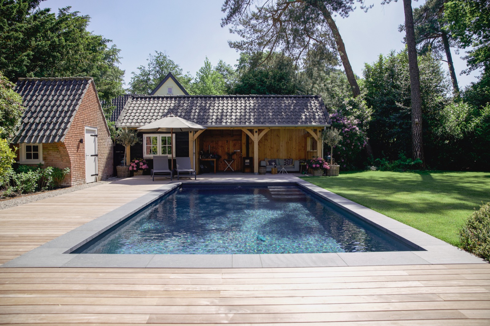 luxe zwembad in tuin