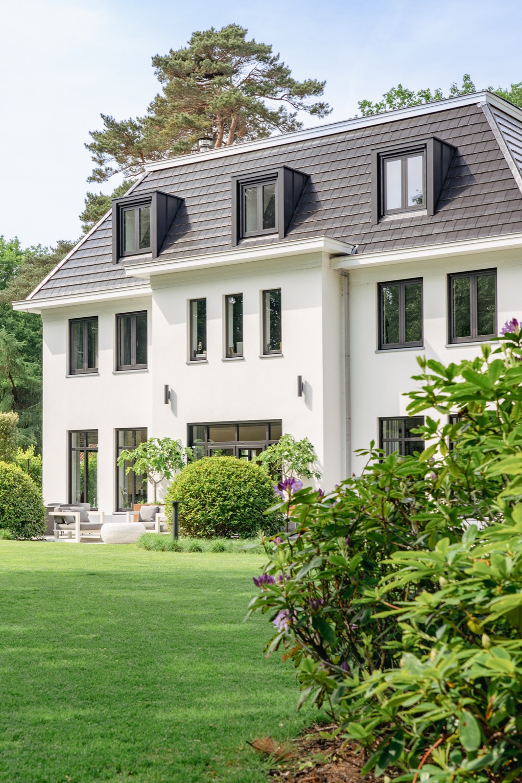 villa met groene tuin