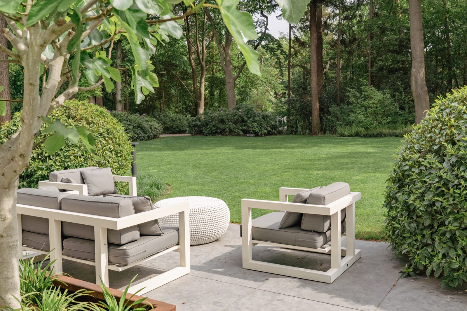 terras met luxe tuinstoelen