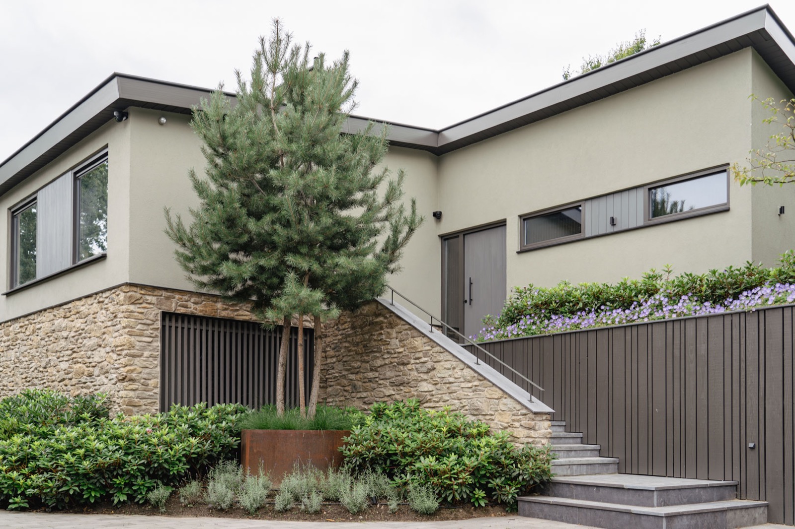 voortuin met luxe beplanting