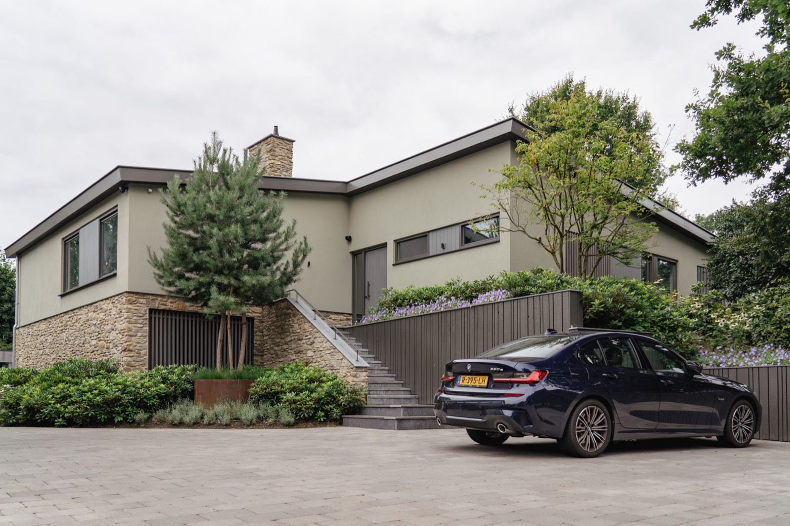 luxe voortuin met oprit