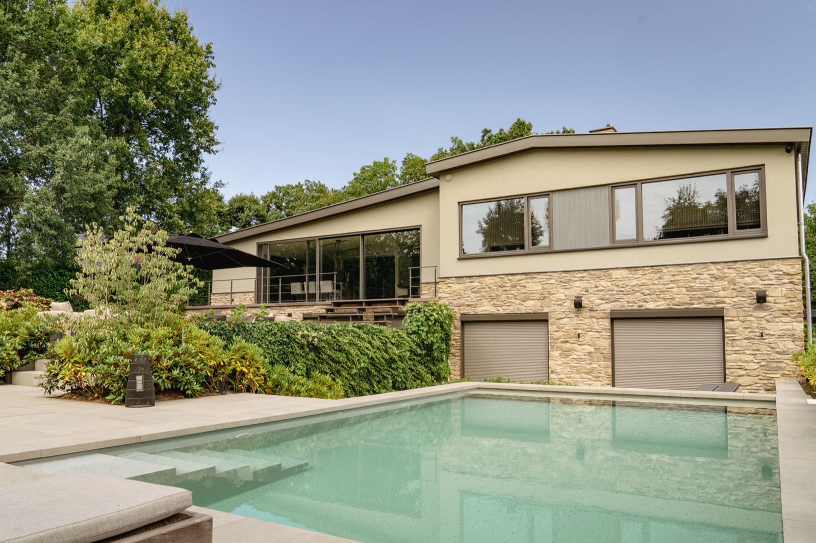 luxe villatuin met zwembad