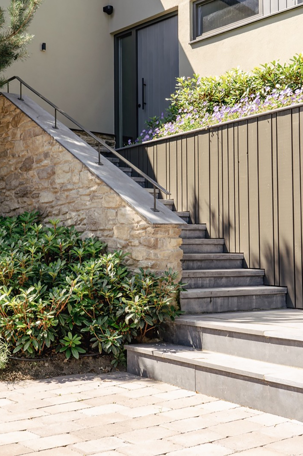 split-level woning met luxe voortuin