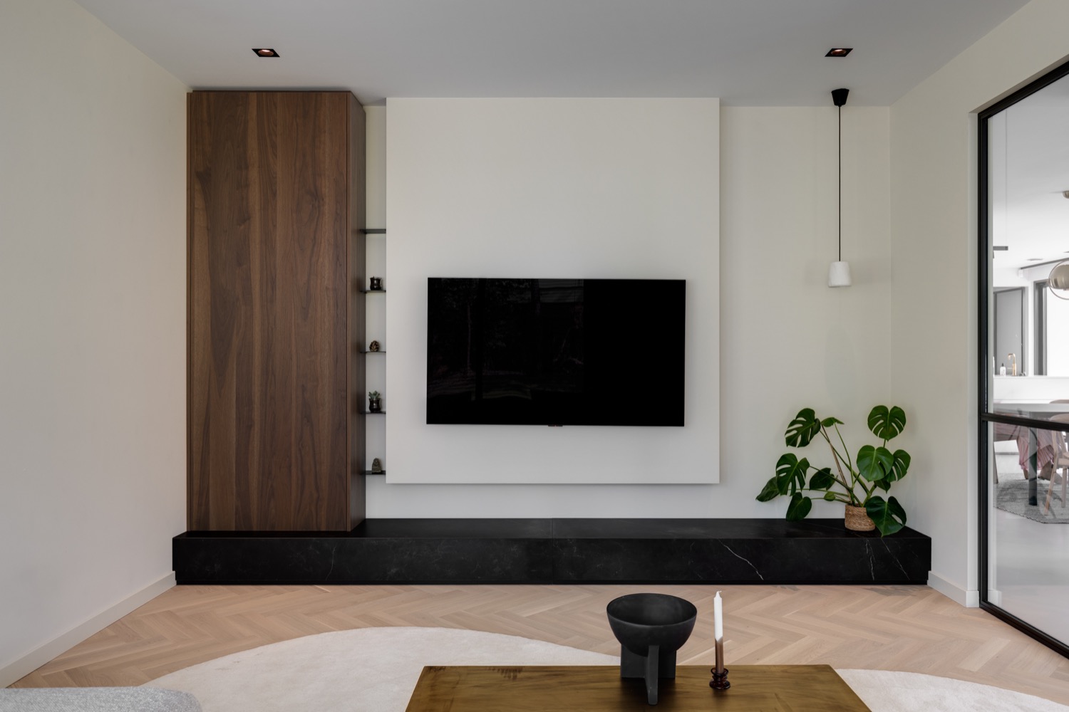 groot tv scherm in kamer