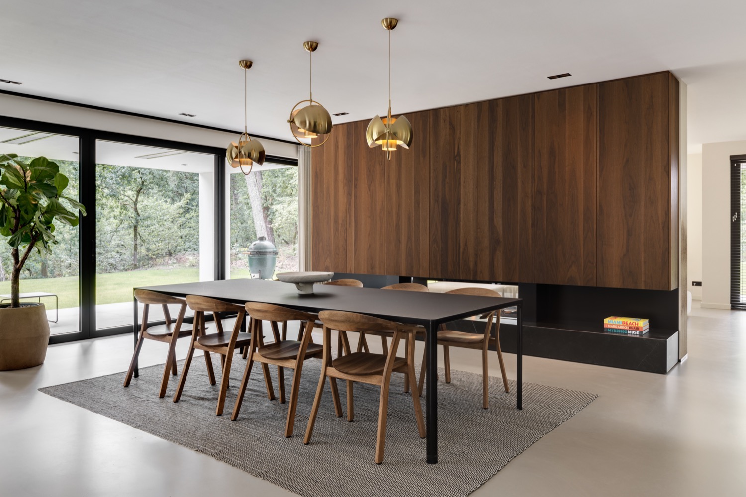 eettafel met designlampen