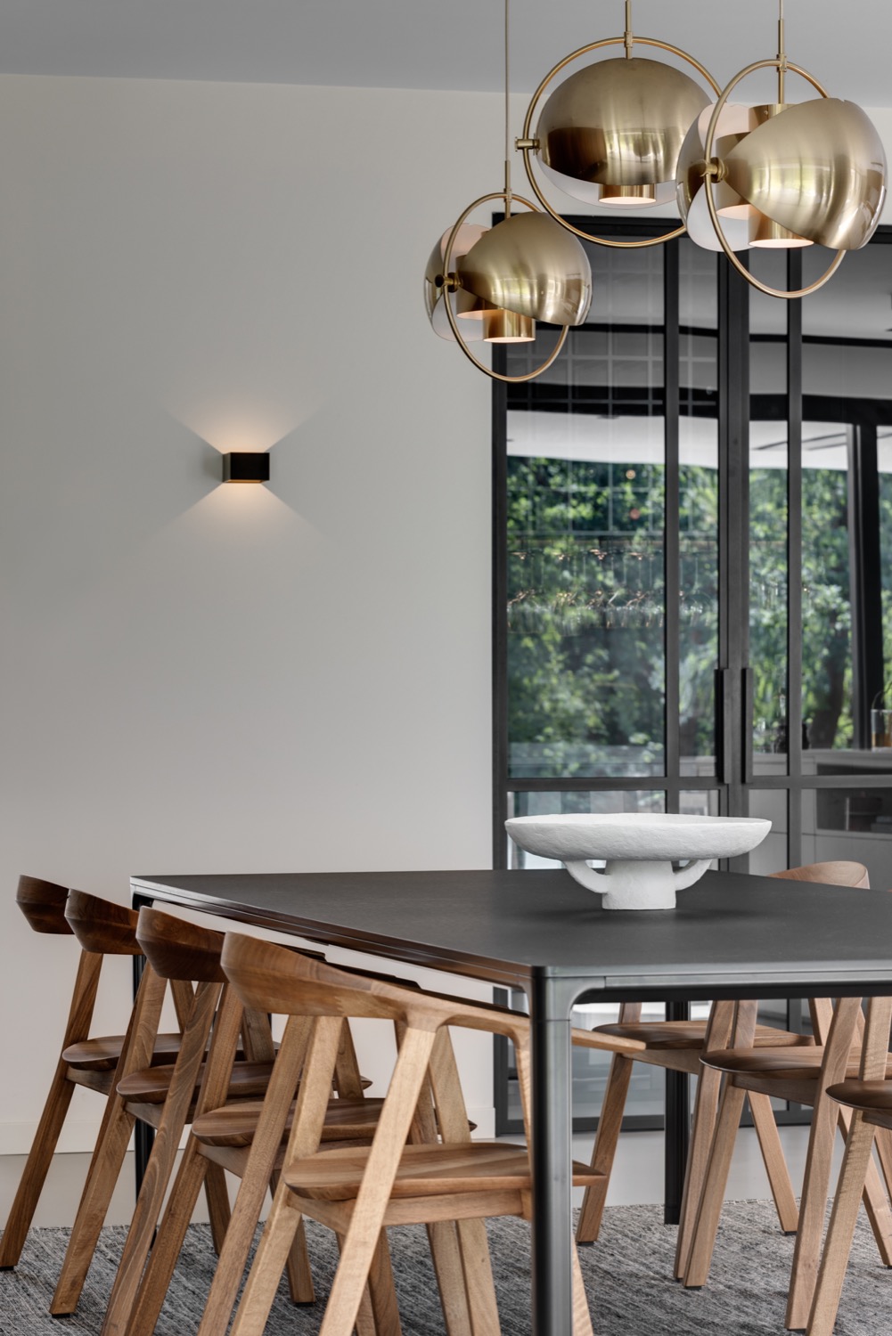 tafel met designlampen