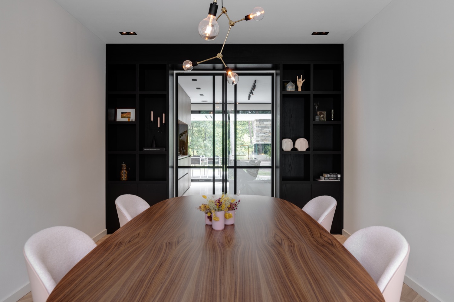 tafel met designlamp