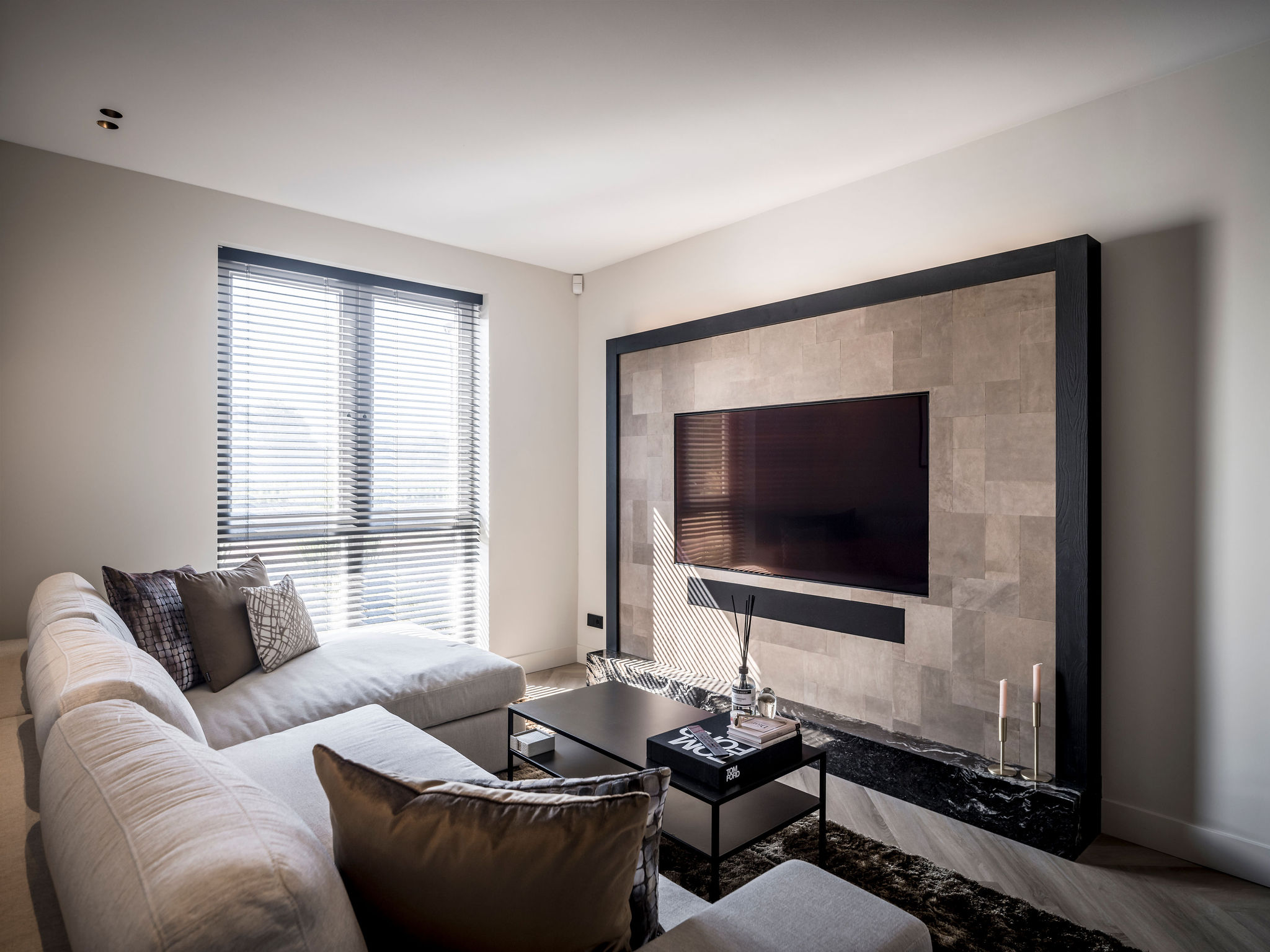 woonkamer met bank en grote tv
