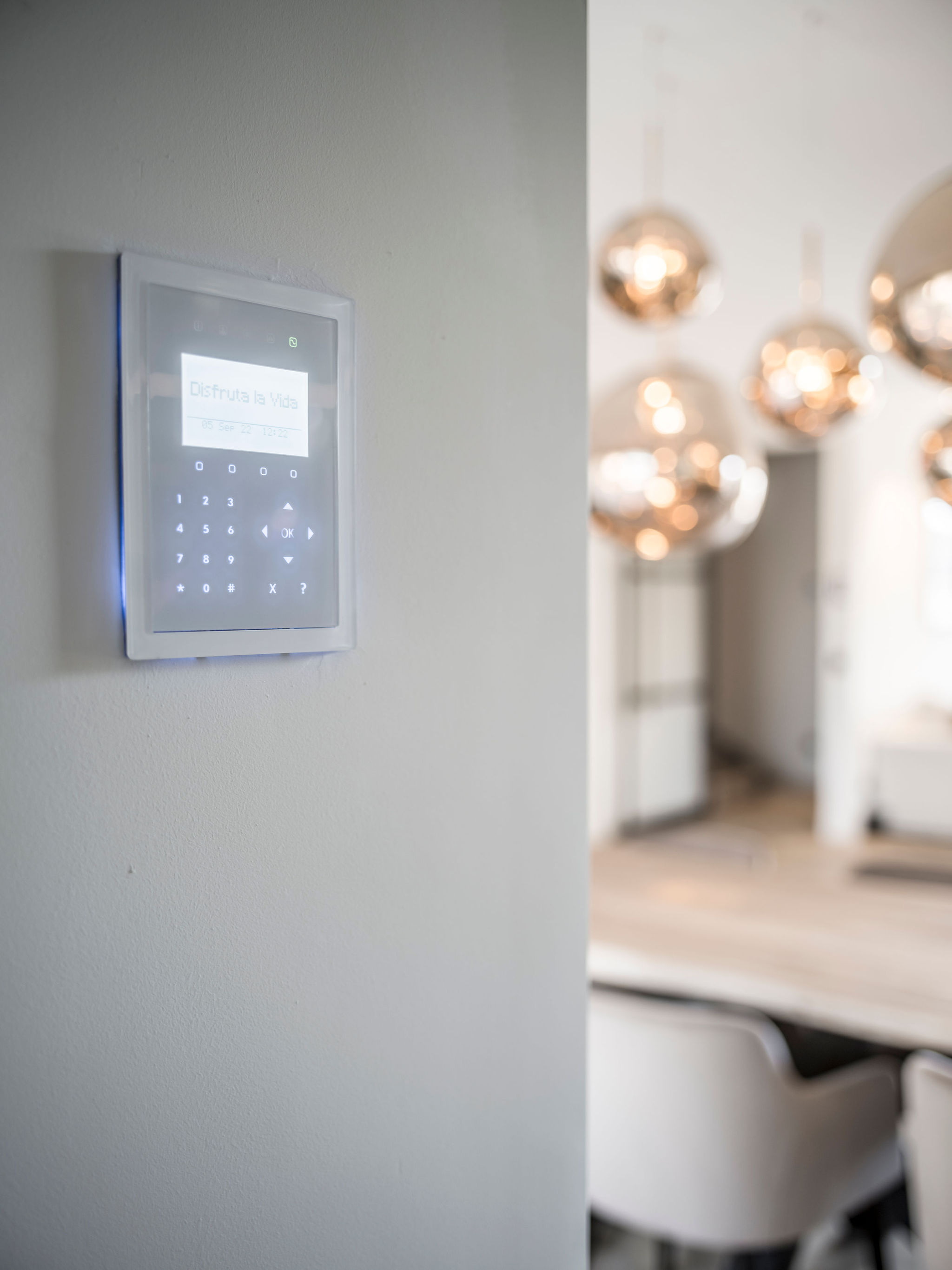 controle panel aan de muur