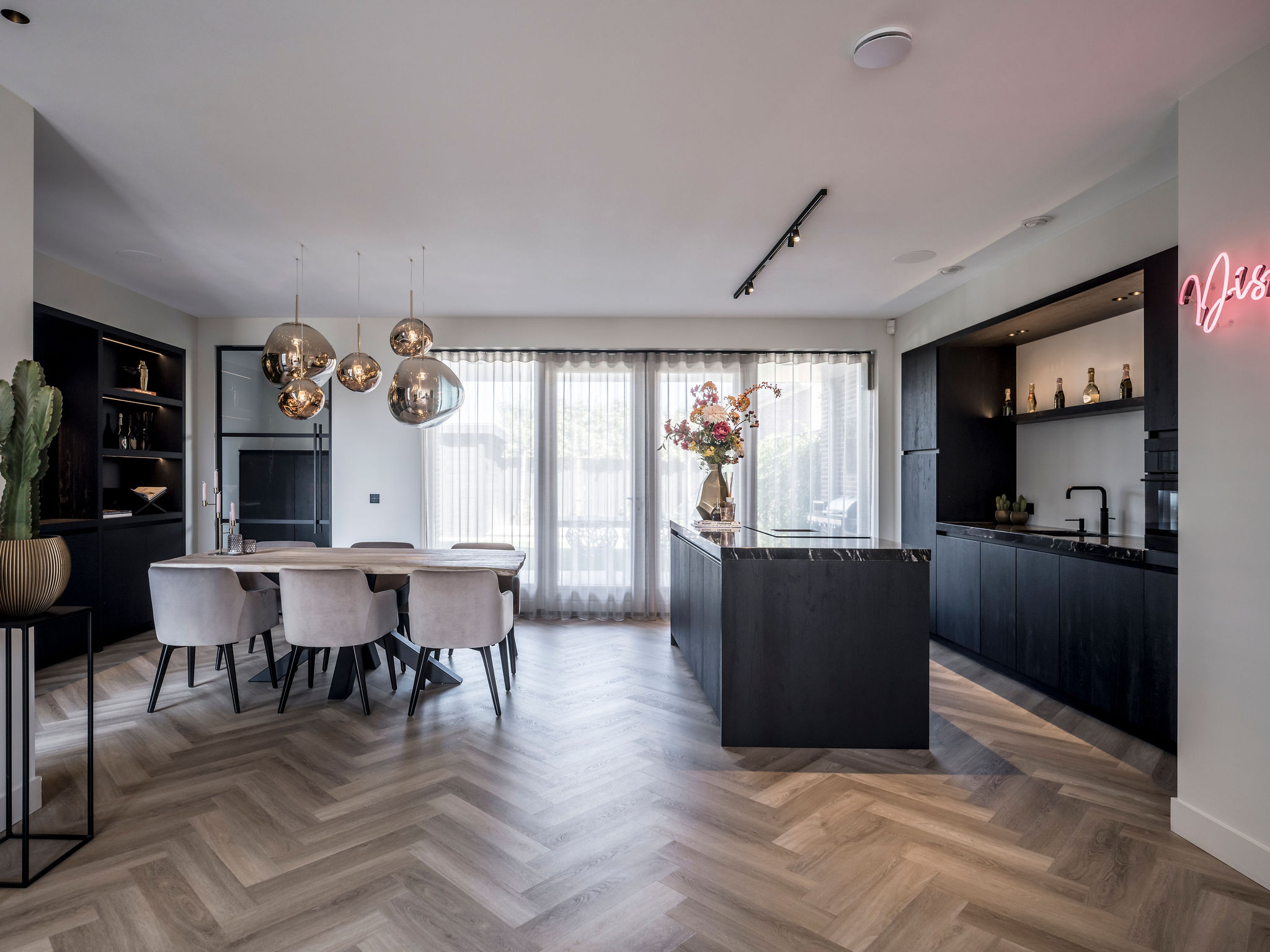 keuken met visgraatvloer