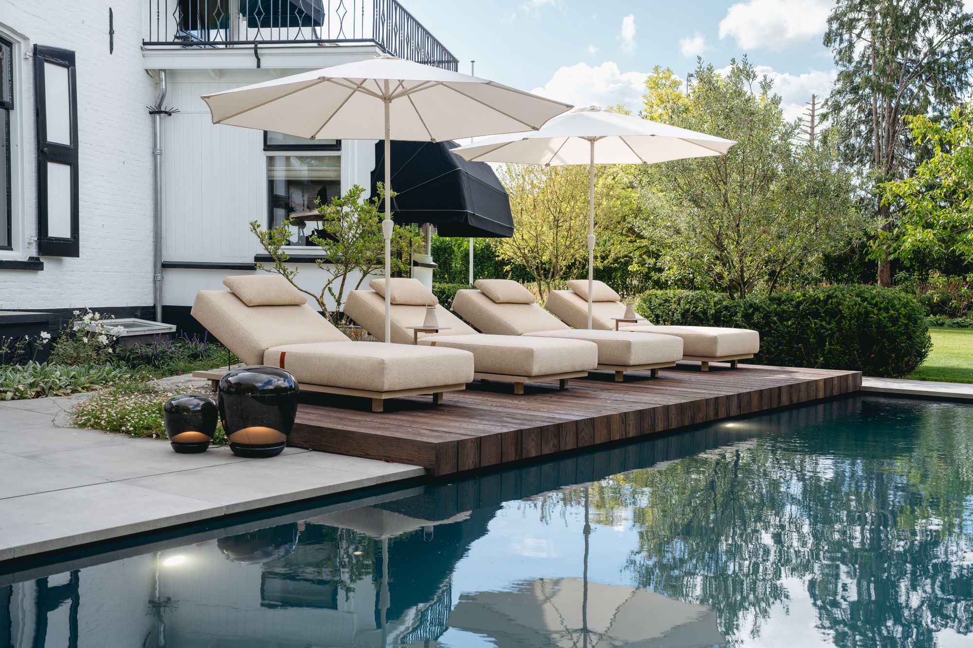 ligbedden bij zwembad