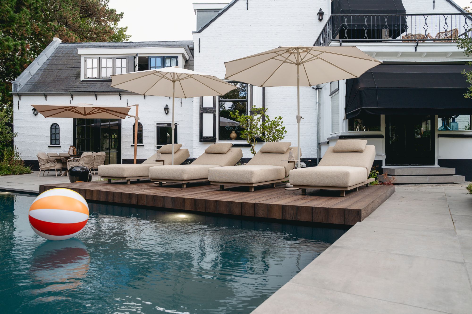 luxe tuin met zwembad