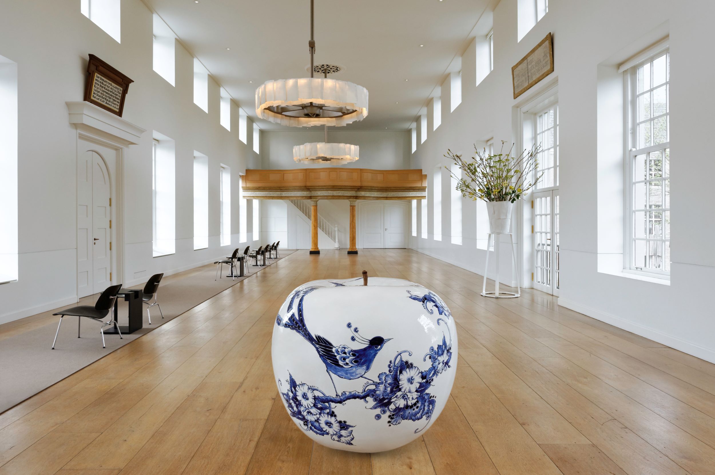 grote Delfts Blauwe appel in luxe interieur
