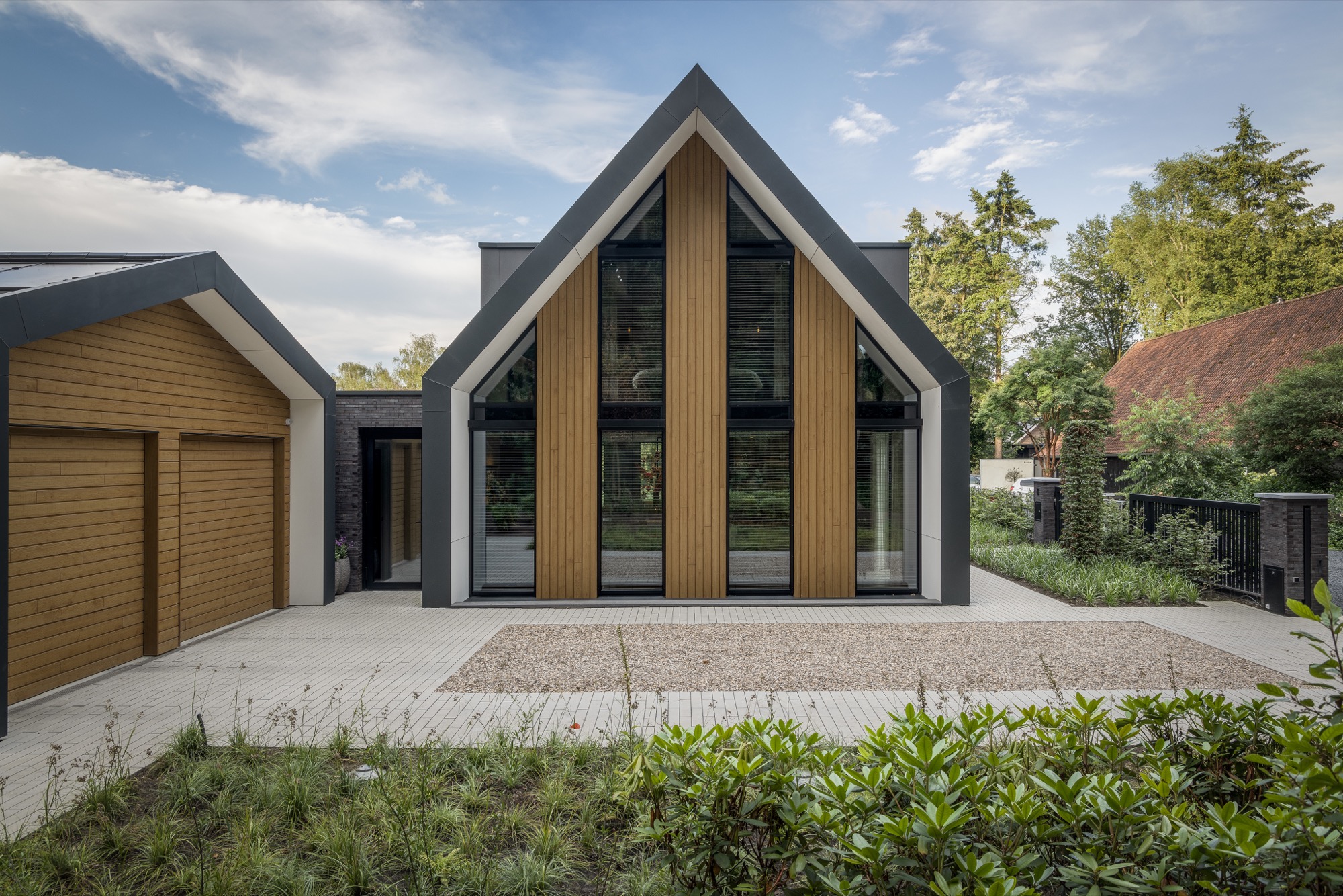 Moderne villa met strakke lijnen en grote glaspartijen