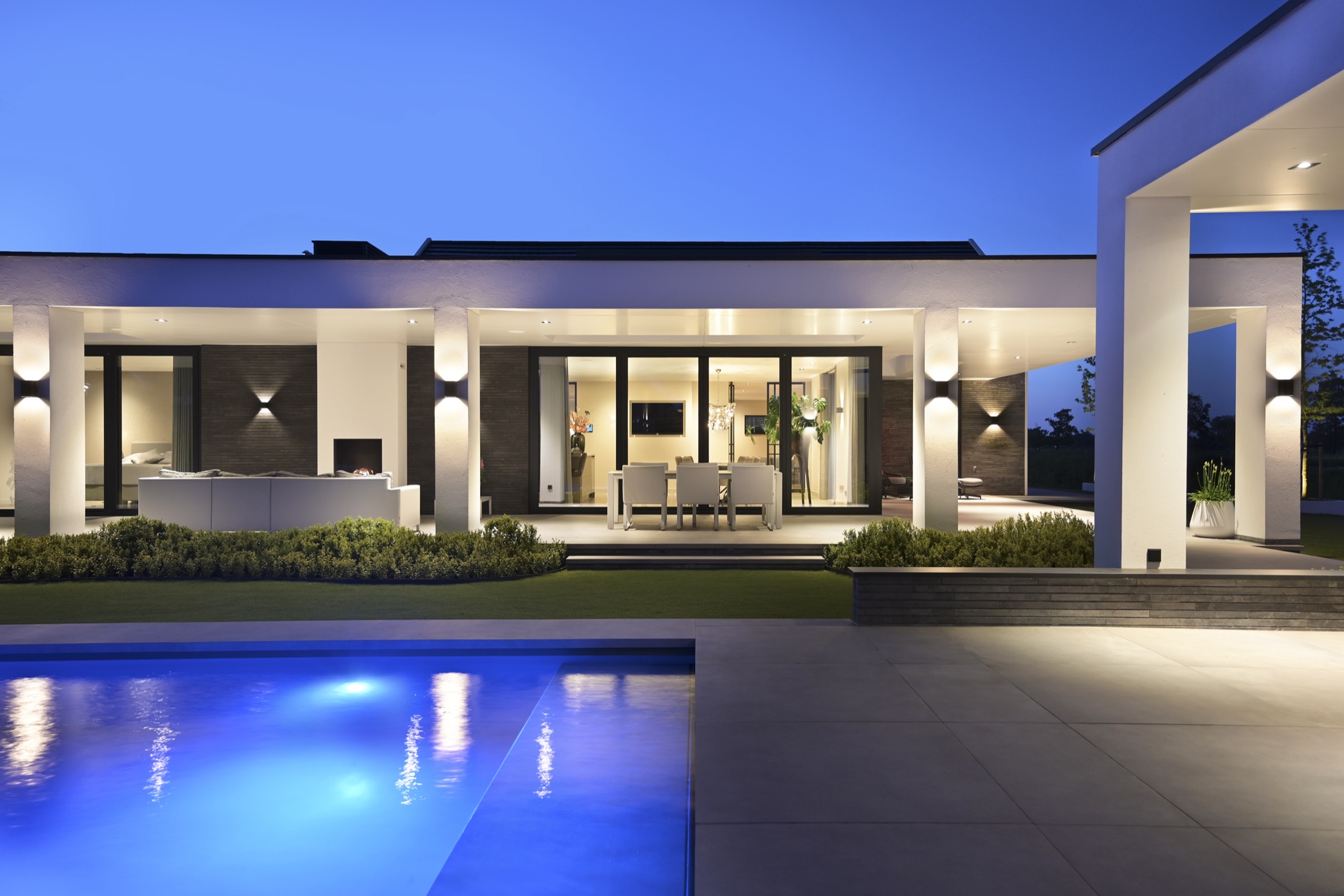 design villa met exclusieve tuin met zwembad en buitenverlichting