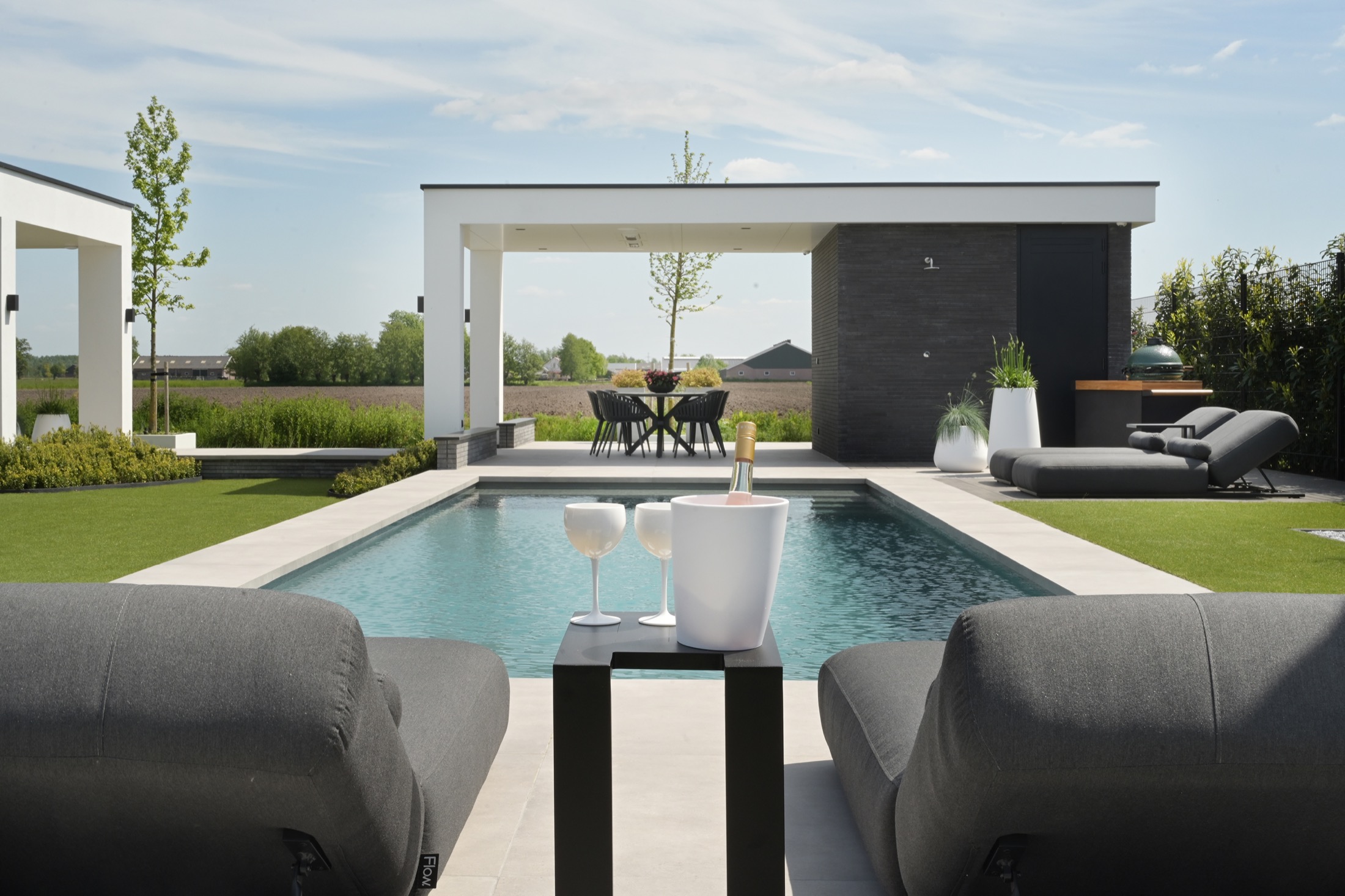 exclusieve villa met luxe tuinontwerp met zwembad